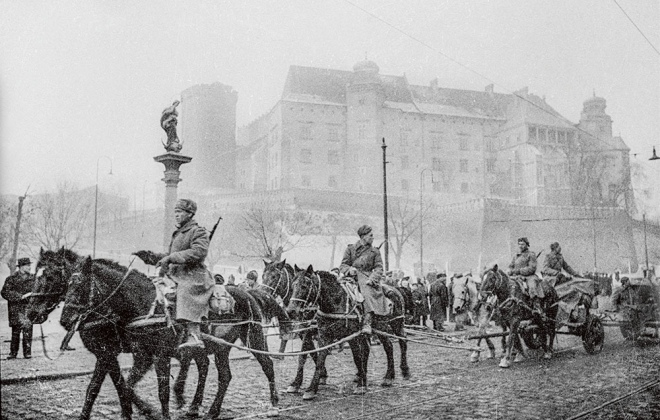 Red Army soldiers and horse carts entering Kraków in January 1945, marking the city’s liberation from German occupation. Public domain image (CC0).