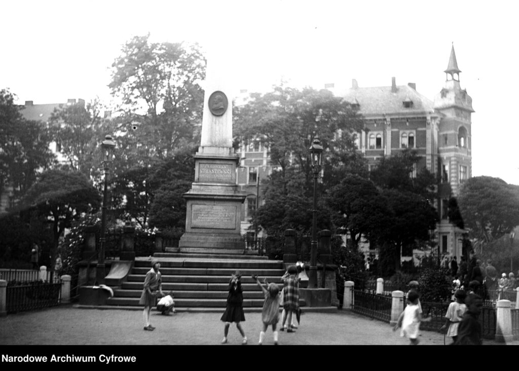Children playing near the Florian Straszewski monument on the Planty Park in Kraków, 1928 (public domain, National Digital Archives)