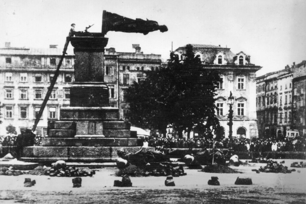 German forces dismantling the Adam Mickiewicz Monument on Kraków’s Main Square, 17 August 1940 (public domain, National Digital Archives)