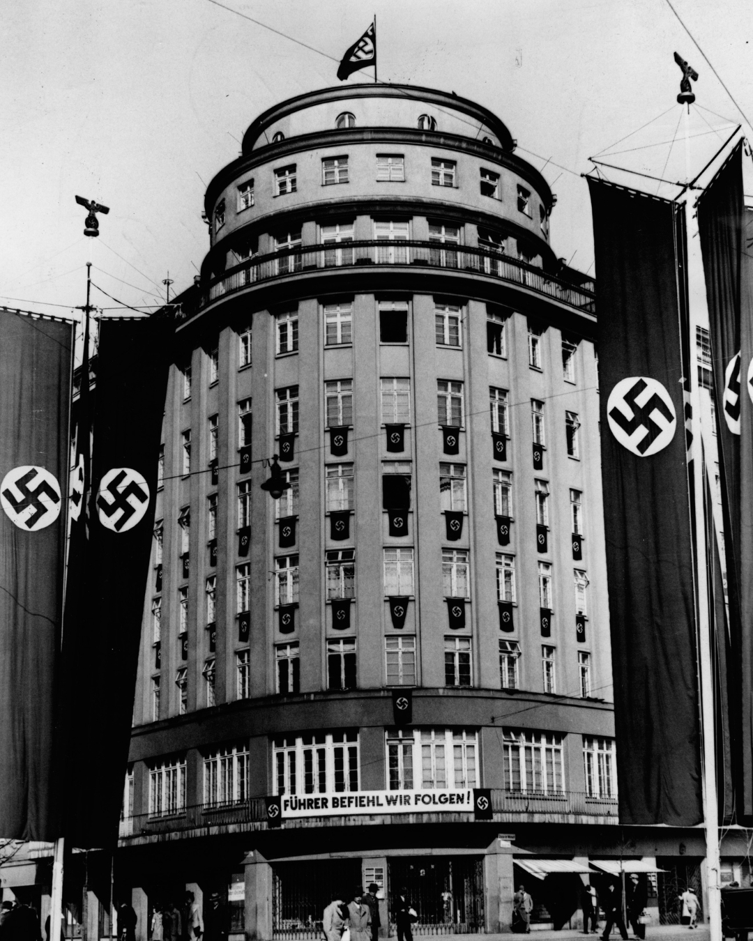 The building of the Propaganda Centre of the General Government on Basztowa Street in Kraków, exterior view (public domain, National Digital Archives)